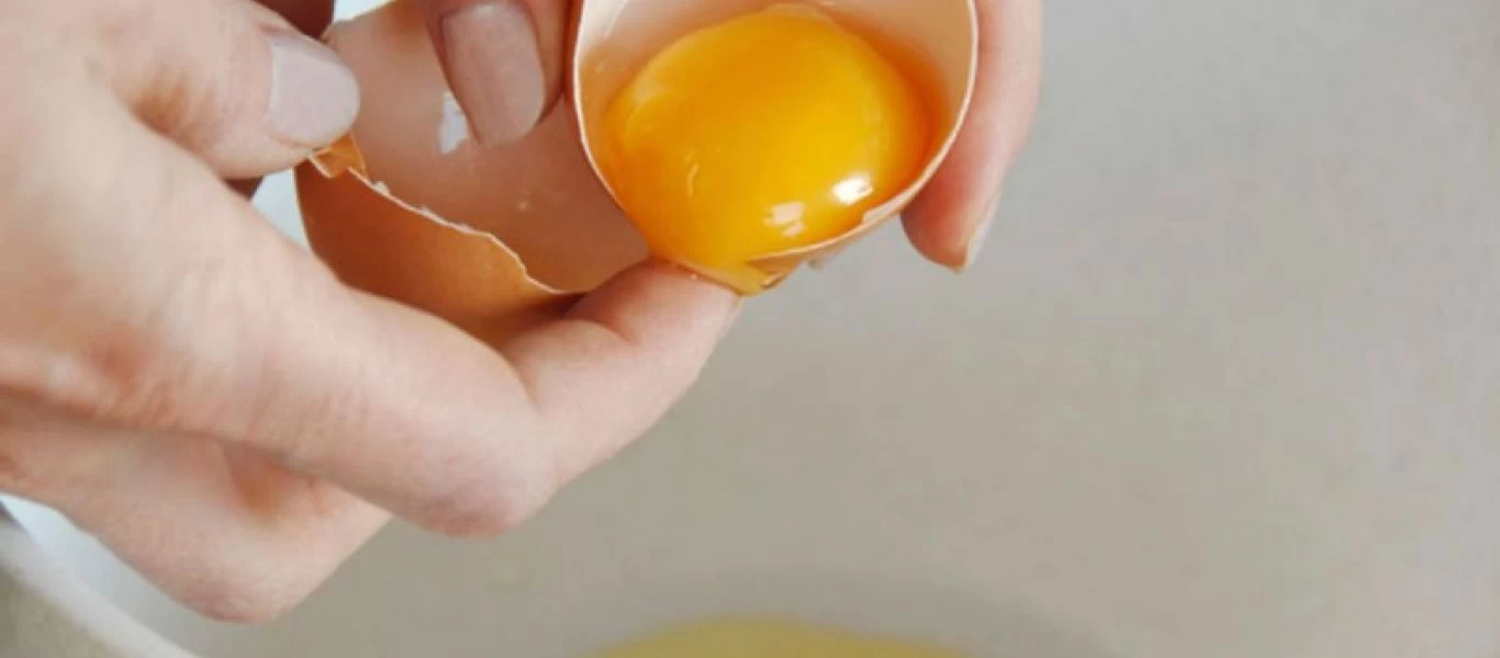 Αυγά: Αν προσέξετε αυτό την ώρα που τα σπάτε πετάξτε τα αμέσως